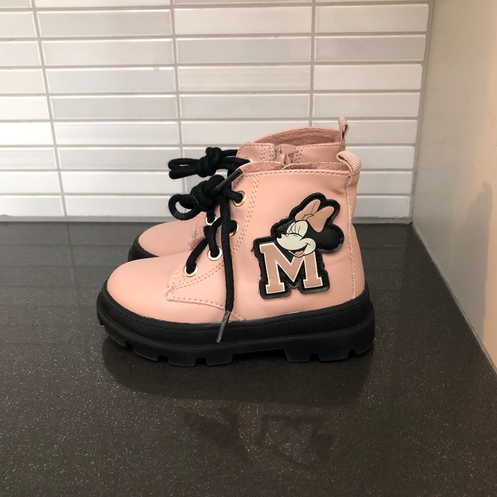 H&M / Disney collab Minnie Mouse lined toddler boots